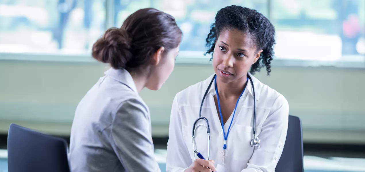 Arzt und Patientin im Gespräch über Brustkrebs